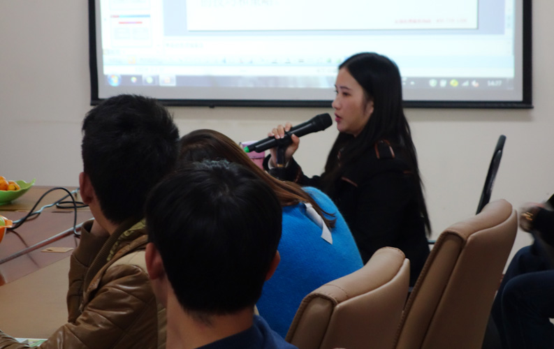 昆明天度網(wǎng)絡(luò )公司從2013年開(kāi)始籌備新媒體營(yíng)銷(xiāo)公益講座和老客戶(hù)網(wǎng)絡(luò )營(yíng)銷(xiāo)沙龍，我們邀請了國內網(wǎng)絡(luò )營(yíng)銷(xiāo)和移動(dòng)互聯(lián)網(wǎng)營(yíng)銷(xiāo)專(zhuān)家親臨公司，為保證培訓質(zhì)量和溝通效果，我們每次只邀請20-30家老客戶(hù)參加（全免費），我們將秉承全公益、全免費、不推銷(xiāo)任何產(chǎn)品和服務(wù)、只講干貨等原則，為新老客戶(hù)創(chuàng  )造更多價(jià)值。