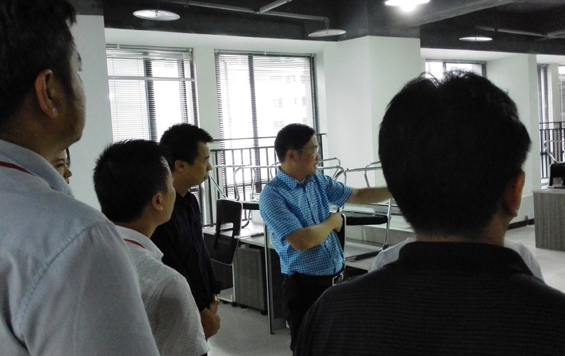 賴(lài)區長(cháng)鼓勵重慶天度網(wǎng)絡(luò )公司要多進(jìn)行創(chuàng  )新，并就天度未來(lái)發(fā)展方向做出重要指示。