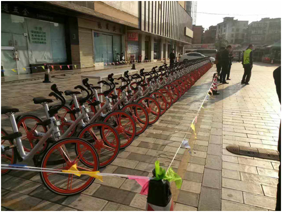 上午11點(diǎn)，云南天度投資集團有限公司、云紡商業(yè)區、昆明悅動(dòng)文化傳播有限公司、云南北瑞兔司機新能源汽車(chē)科技有限公司、moblke摩拜單車(chē)許多商戶(hù)踴躍參加，由150余名志愿者組成的隊伍開(kāi)始了浩浩蕩蕩的4公里公益徒步，目的是鼓勵大家使用零污染的交通工具，降低自然資源的耗損，同時(shí)也是為了讓市民能夠熟知這樣的出行方式，倡導綠色出行。