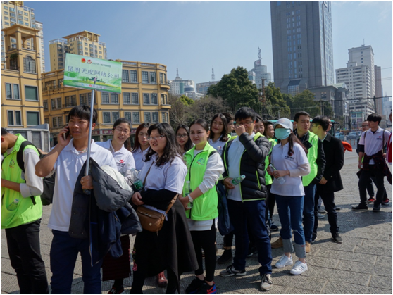 雷鋒精神，人人可學(xué);奉獻愛(ài)心，處處可為。積小善為大善，善莫大焉。當有人需要幫助時(shí)，大家搭把手、出份力，社會(huì )將變得更加美好。